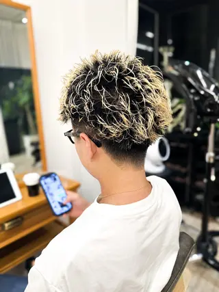 パーマ メンズ ブリーチカラー🔥 パーマ【佐々木凌平】のヘアスタイル