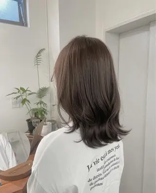 ミディアム 顔まわりレイヤー 透明感カラー🩵🩵のヘアスタイル