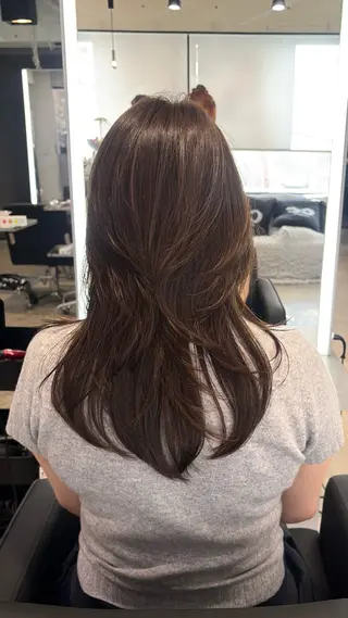 セミロング カラー Airi 韓国y2k ハイレイヤーのヘアスタイル