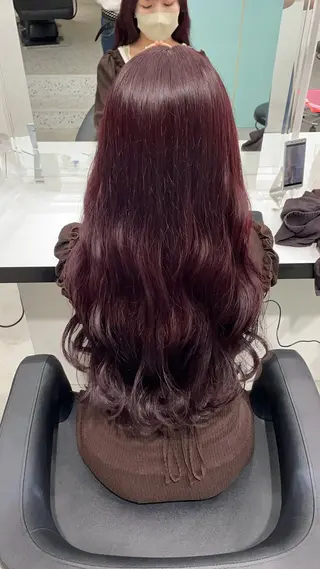 ロング カラー 縮毛ブリーチ／黒染め 複雑履歴／ホワイトのヘアスタイル
