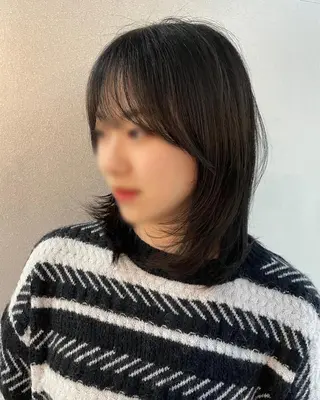 ミディアム ウルフカット レイヤーカットのヘアスタイル