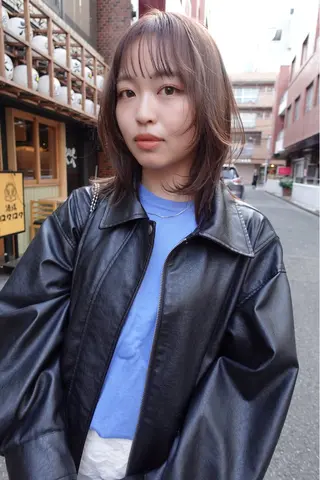 セミロング 顔周りレイヤーカット ブリーチminamiのヘアスタイル