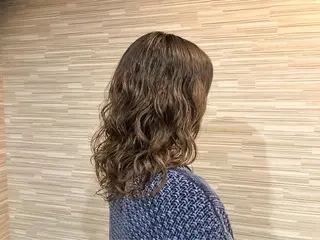 セミロング パーマ 佐藤 結花のヘアスタイル
