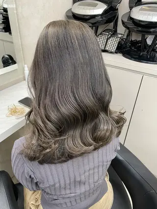 ロング カラー 抜け感レイヤー︴ ニュアンスカラーのヘアスタイル