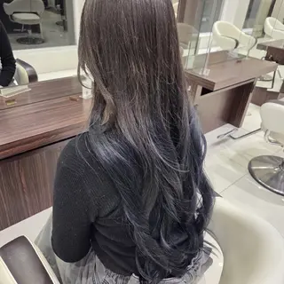 ロング カラー 赤岩 咲希のヘアスタイル