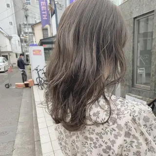 セミロング カラー ネイル ハイトーンボブ 前田 表参道　グレージュのヘアスタイル