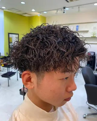 ミディアム パーマ メンズ メンズ特化 岸本 阪急六甲サロンドロイのヘアスタイル