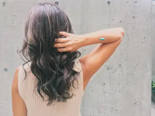 セミロング カラー 白髪に寄り添う美容師 オギノミワコですのヘアスタイル