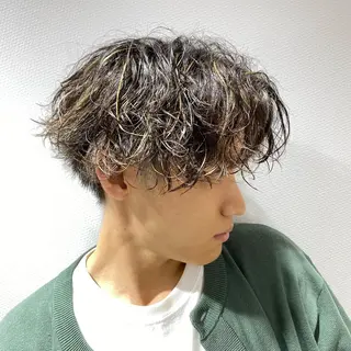 ミディアム カラー パーマ メンズ 渋谷【メンズ職人】 ツイスパ・メッシュのヘアスタイル