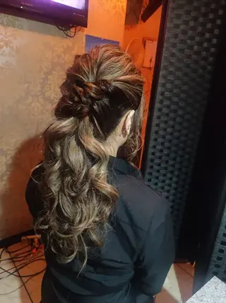 ヘアアレンジ 今週土日可️⭕️ 盛れるヘアセットのヘアスタイル