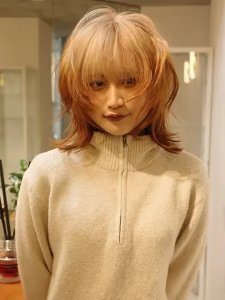 セミロング カラー イツク ⚡️ ルーツ/ハイトーンのヘアスタイル
