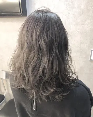 ミディアム カラー 顔周りレイヤーカット ブリーチminamiのヘアスタイル