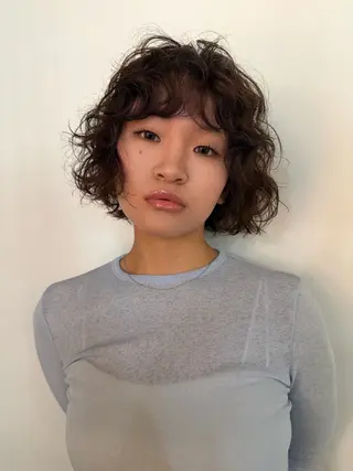 ミディアム パーマ 塩澤 榛奈のヘアスタイル