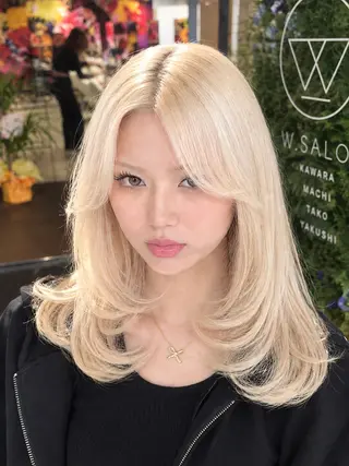 ミディアム W_SALON 四条 ブリーチ 髪質改善のヘアスタイル