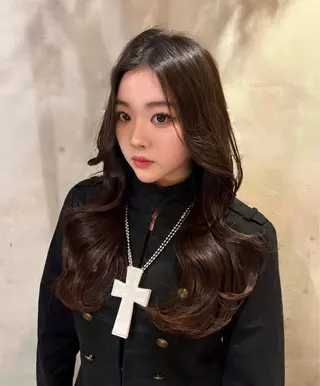 ロング りく レイヤーカット ケアブリーチのヘアスタイル