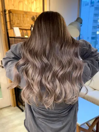 ロング ハイトーン belle ナホのヘアスタイル