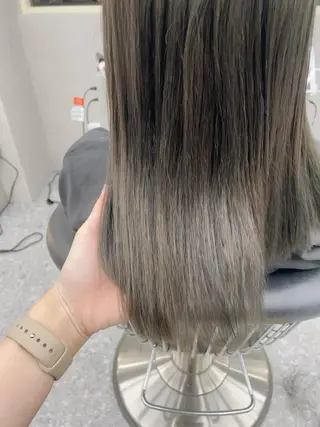 セミロング 透明感オリーブ🫒/ ブリーチなしWカラーのヘアスタイル