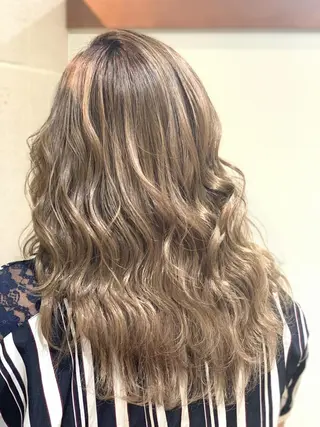 セミロング カラー ハイトーン得意😍 Lumiereのヘアスタイル