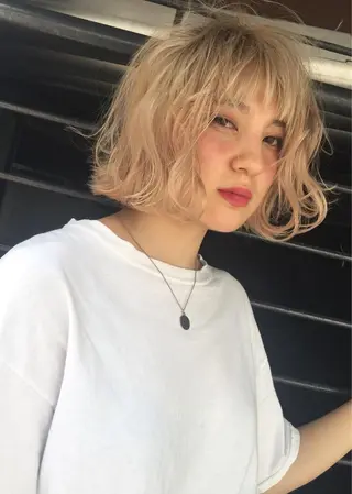 ミディアム カラー ホワイト&レイヤーカ ットエクステ長畠俊輔のヘアスタイル