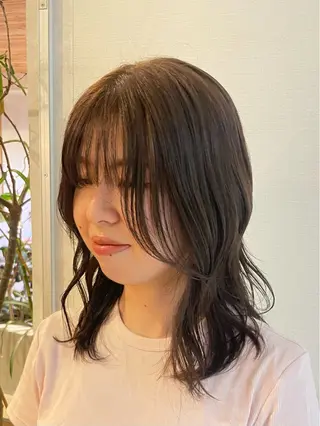 ミディアム カラー 曻地 彩乃のヘアスタイル