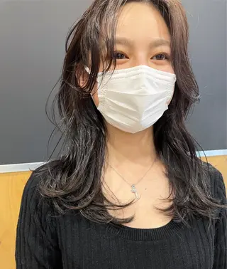 セミロング カラー しの　ゆきの THE REMMYのヘアスタイル