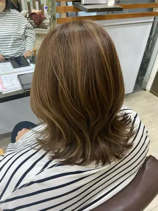 ミディアム カラー 三浦 琴乃のヘアスタイル