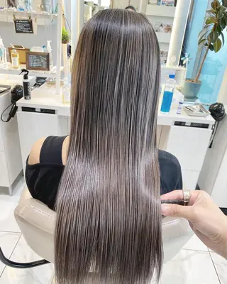 カラー セミロング 井上 美蘭のヘアスタイル