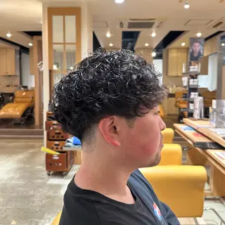 パーマ メンズ 田中汰知/シャドウパ ーマ/フェザーパーマのヘアスタイル