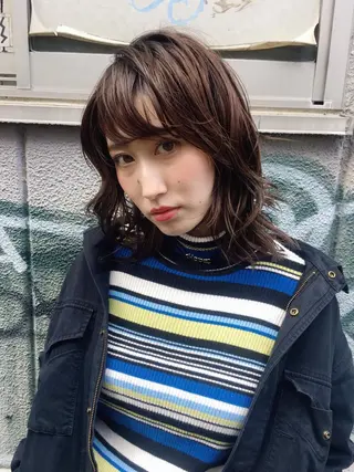 ミディアム カラー ウルフカット／吉村 桃子のヘアスタイル