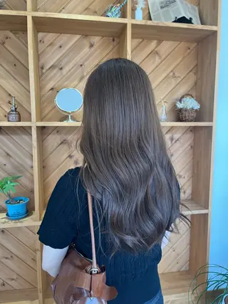 ロング カラー 岩田 樹美のヘアスタイル