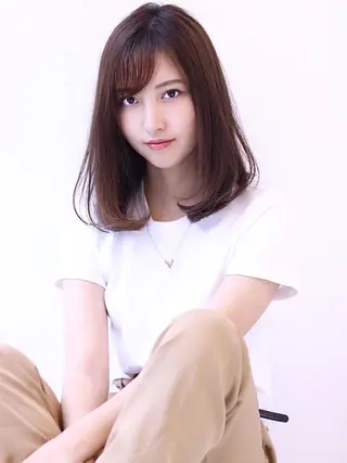セミロング 傷ませにくいブリーチ 浦野優希のヘアスタイル