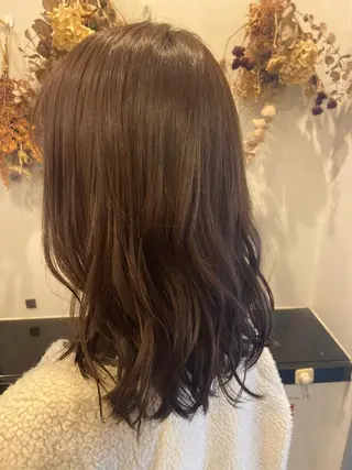 ミディアム カラー 小栗 麻衣のヘアスタイル