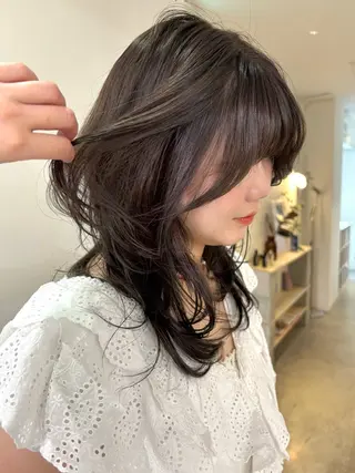 ミディアム カラー mizuki/ピンク ベージュ.レイヤーのヘアスタイル