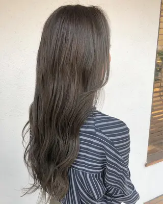 カラー kana .オリーブ /ナチュラルヘアのヘアスタイル