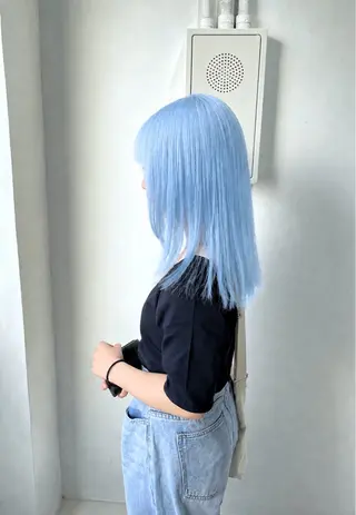 ミディアム Muミュー/ブリーチ ハイトーン Wカラーのヘアスタイル