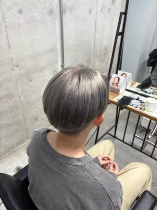メンズ noa 寒色系カラーブリーチのヘアスタイル