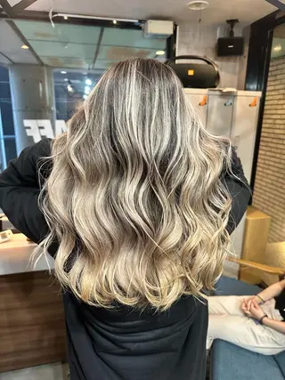 ロング カラー 難波ブリーチカラー 伊藤洋輝のヘアスタイル