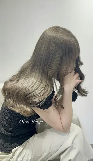 ロング ヒロミ/ミルクティー /ブロンド/ピンクのヘアスタイル