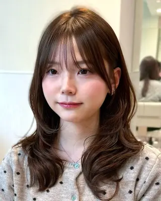 セミロング 表参道小顔カット前髪 割れ改善クロスパーマのヘアスタイル