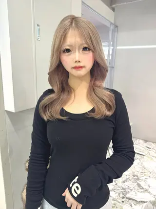 セミロング GEM YURI ハイトーンカラーのヘアスタイル