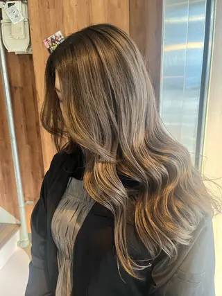 ロング 【ハイトーン】【ベー ジュ】TAKUMAのヘアスタイル