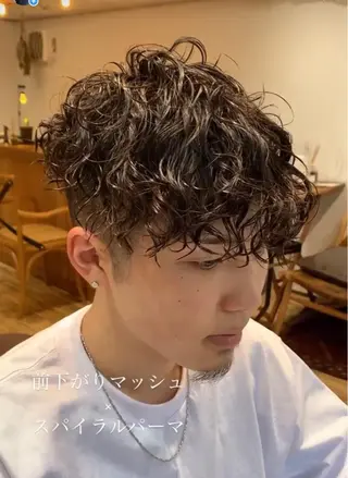 ミディアム パーマ メンズ 三矢 ちなつのヘアスタイル