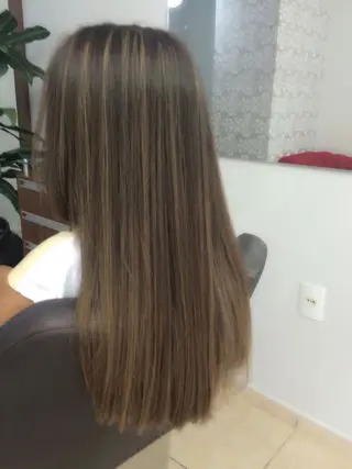カラー ミヤモト ヒナのヘアスタイル
