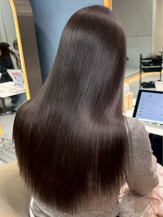 tomoya 透明感のグレージュのヘアスタイル