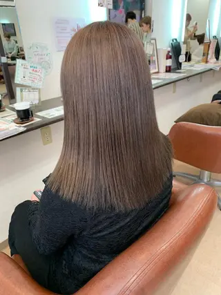 セミロング カラー i'll 未空のヘアスタイル