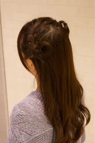 セミロング ヘアアレンジ 新開 羽音のヘアスタイル