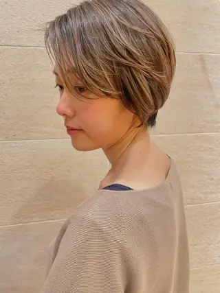 ショート 白髪ぼかしハイライト 脱白髪染めのヘアスタイル