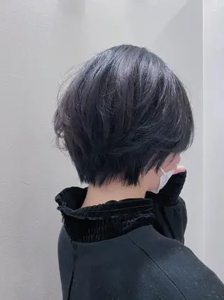 ショート カラー ミヤワキ モモコのヘアスタイル
