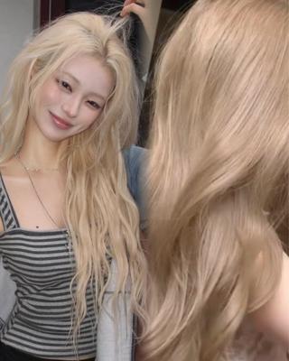ロング 艶髪ハイトーンカラー 渋谷🎀ririkaのヘアスタイル