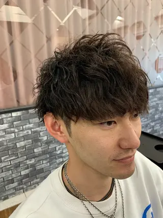 ショート パーマ メンズ 岡部 裕真のヘアスタイル